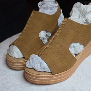 Stylish Tan Women's Wedge Sandals